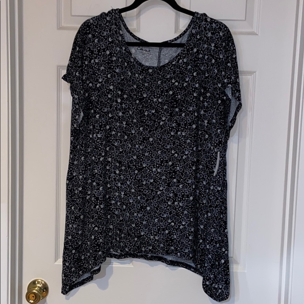 NWT Simply Emma shark bite hem T Shirt
